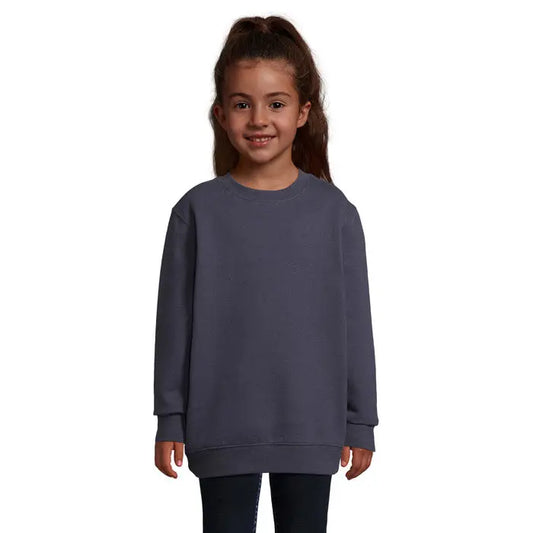 Copil purtând pulover columbia kids gri închis cu mâneci lungi și manșete striate din material moale