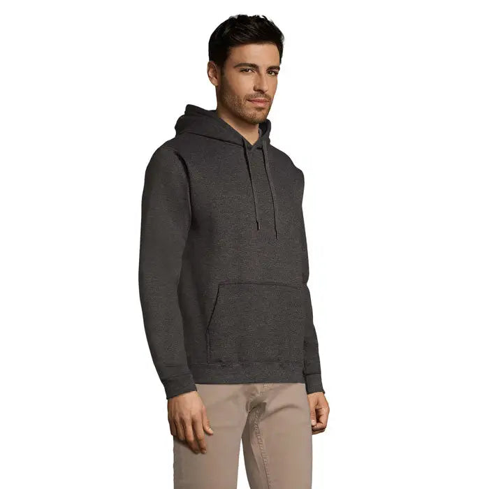 Pulover cu gluga snake gri inchis cu buzunar kangaroo si snururi asortate pentru confort si stil casual