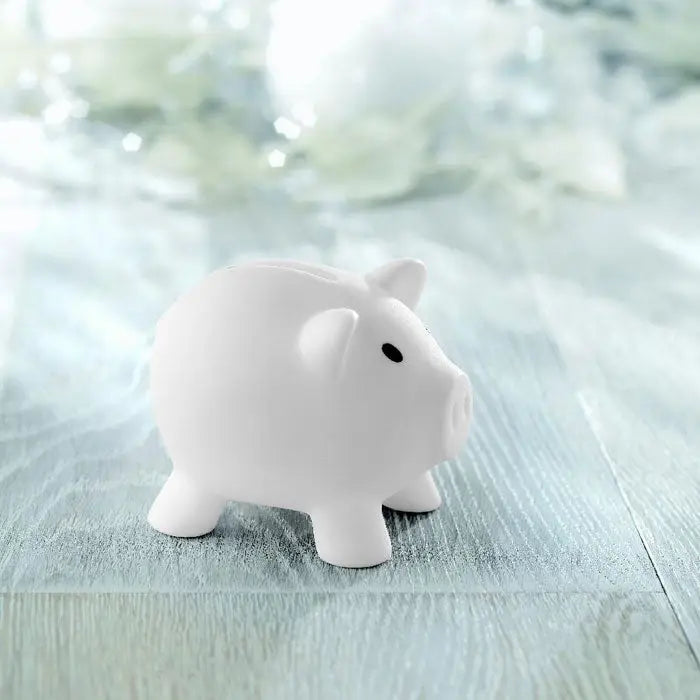 Pusculita ceramică albă în formă de porc cu ochi negri și fanta pentru monede pe spate