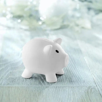 Pusculita ceramică albă în formă de porc cu ochi negri și fanta pentru monede pe spate