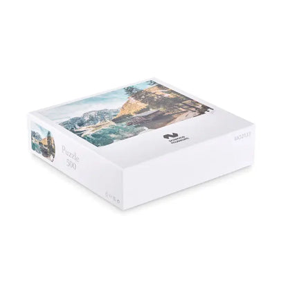 Puzzle de 500 de piese în cutie albă dreptunghiulară cu peisaj montan și apă turcoaz, brand nolenz museum