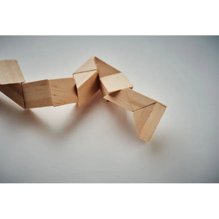 Puzzle din lemn creiera sub formă de șarpe din blocuri geometrice interconectate de culoare deschisă
