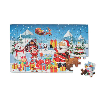Puzzle din lemn de Craciun colorat cu scena de iarna cu Mos Craciun, copil, oameni de zapada si cadouri