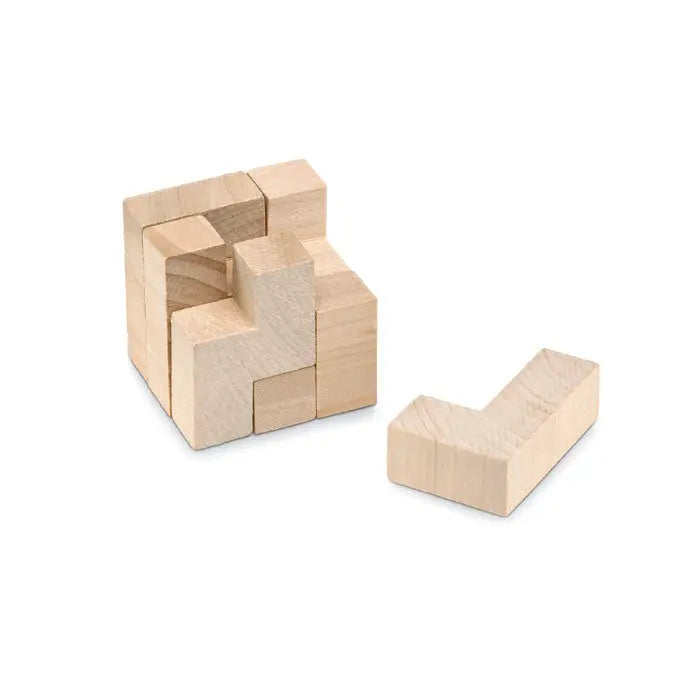 Puzzle din lemn de culoare deschisa cu piese asamblate intr-o structura cubica si o piesa separata l-shaped
