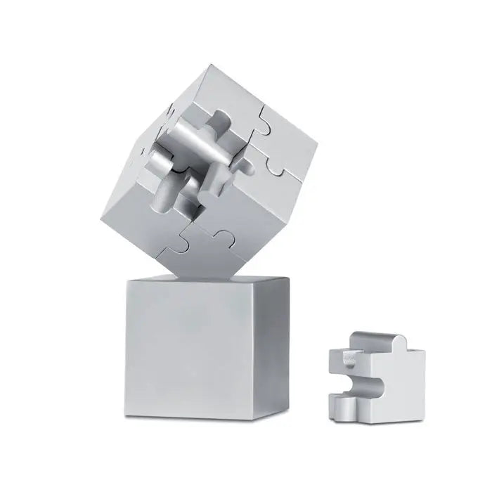 Cub puzzle metalic 3d argintiu cu piese interconectate si baza asortata din metal