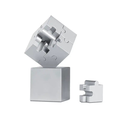 Cub puzzle metalic 3d argintiu cu piese interconectate si baza asortata din metal