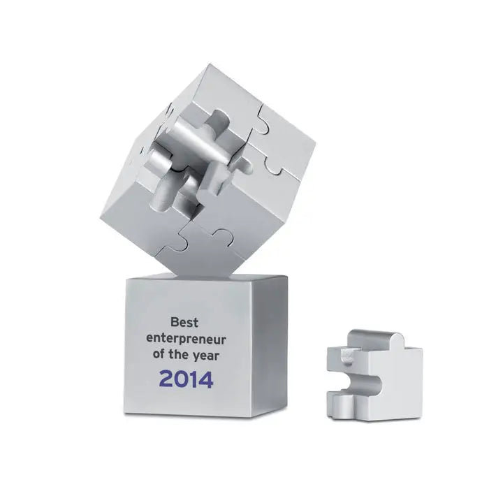 Cub puzzle metalic 3d argintiu cu premiu gravat best entrepreneur of the year 2014 pe baza