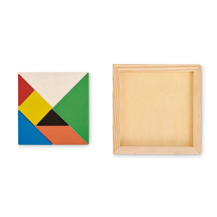 Puzzle tangram din lemn colorat cu piese asezate in patrulater langa cutia de depozitare naturala