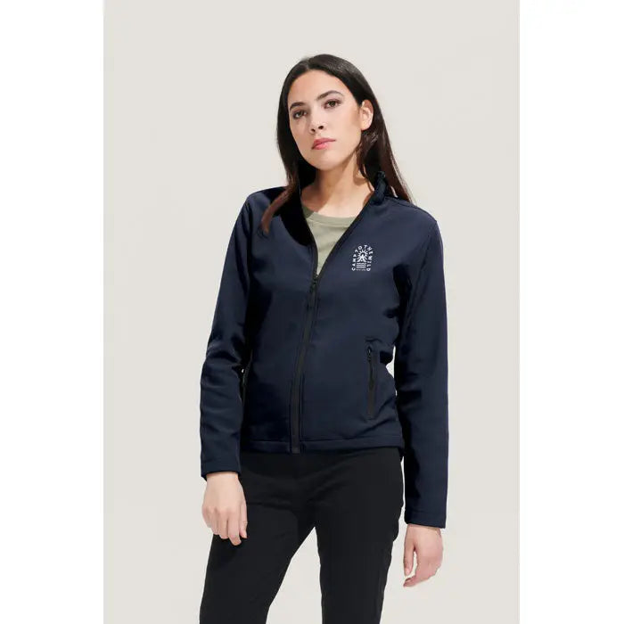 Jachetă softshell bleumarin race femei zip cu logo alb brodat pe piept din material moale și rezistent