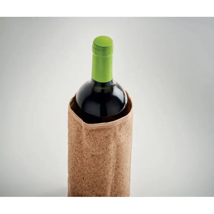 Racitor de vin moale in folie de pluta cu sticla de vin inchisa la culoare si dop verde invelit in folie