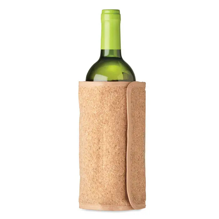 Racitor de vin moale din plută bej care ține strâns o sticlă verde cu gât învelit în folie lime-verde