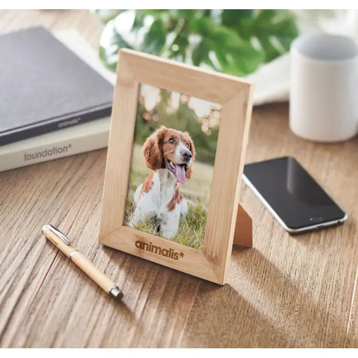Rama foto din bambus deschis la culoare cu suport si logo animals gravat pe fata
