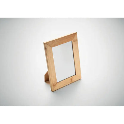 Rama foto din bambus cu cadru din lemn de stejar deschis la culoare si design minimalist vazuta din spate