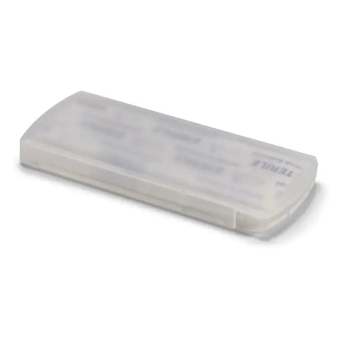 Recipient cu tencuieli transparent plastic case with hinged lid designed to hold sewing needles