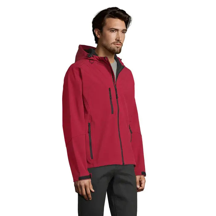 Geaca softshell replay barbari rosie cu gluga si fermoare negre accentuate, perfecta pentru activitati outdoor