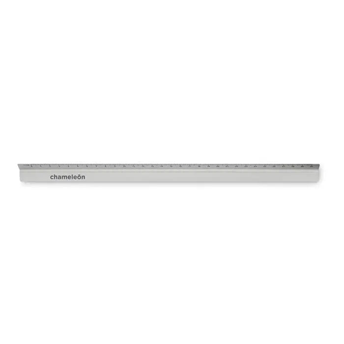 Rigla de 30 cm din aluminiu argintiu metalic cu design minimalist si brandul chameleon pe marginea inferioara
