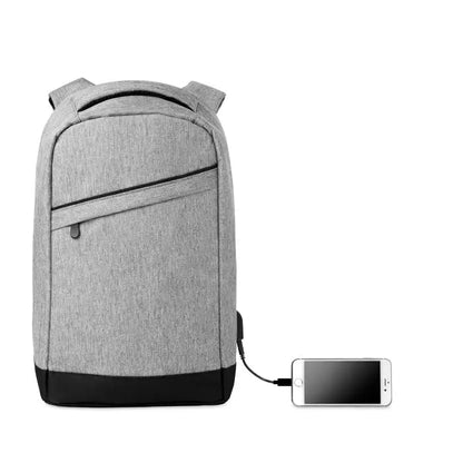 Rucsac 2 tonuri gri texturat cu baza si fermoar negre si mufa usb conectata la un iphone