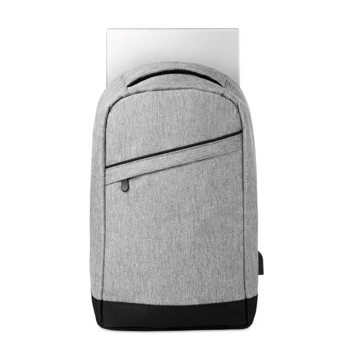 Rucsac 2 tonuri gri texturat cu finisaje negre si buzunar frontal cu fermoar inclusiv mufa usb