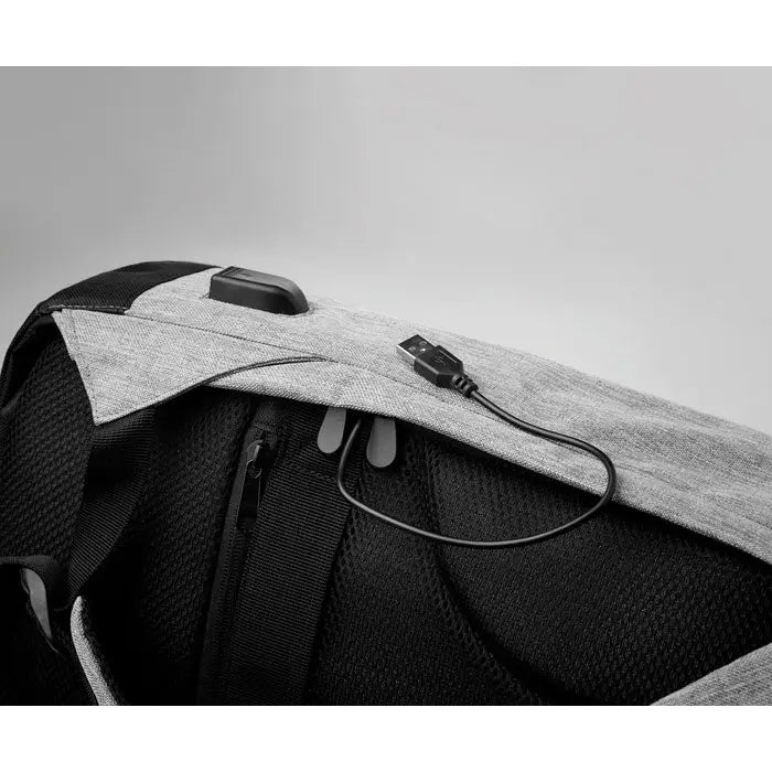 Rucsac 2 tonuri gri si negru din plasa cu port de incarcare usb integrat vazut din spate