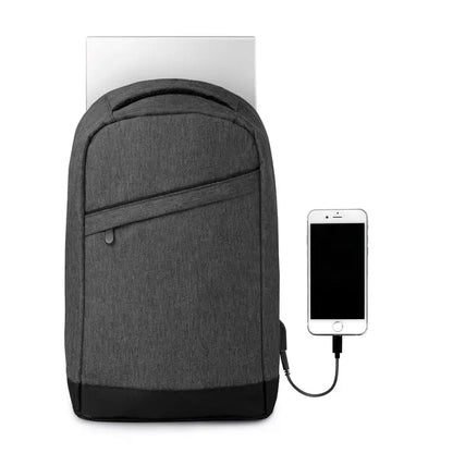 Rucsac 2 tonuri din material texturat gri inchis cu baza si buzunar negru si mufa USB pentru incarcare telefon