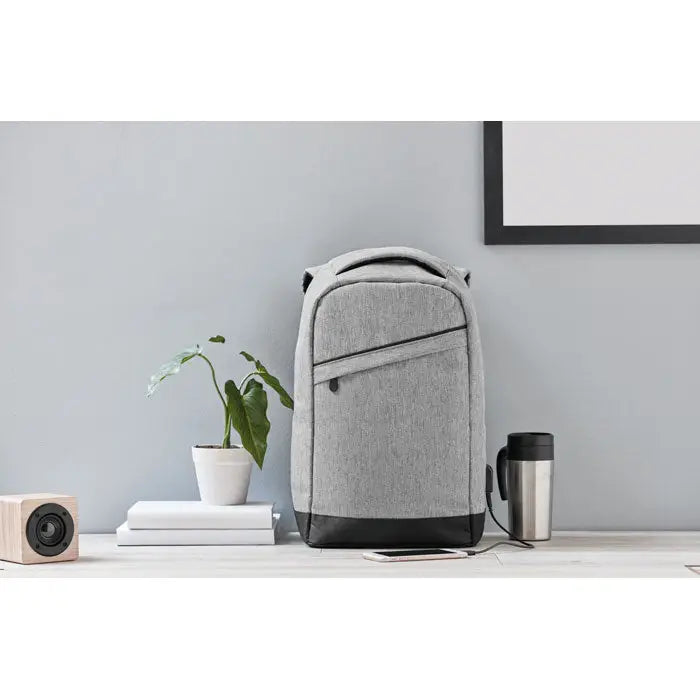 Rucsac 2 tonuri gri cu baza si fermoare negre texturate si mufa usb integrata pentru incarcare usoara