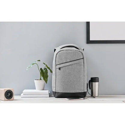 Rucsac 2 tonuri gri cu baza si fermoare negre texturate si mufa usb integrata pentru incarcare usoara