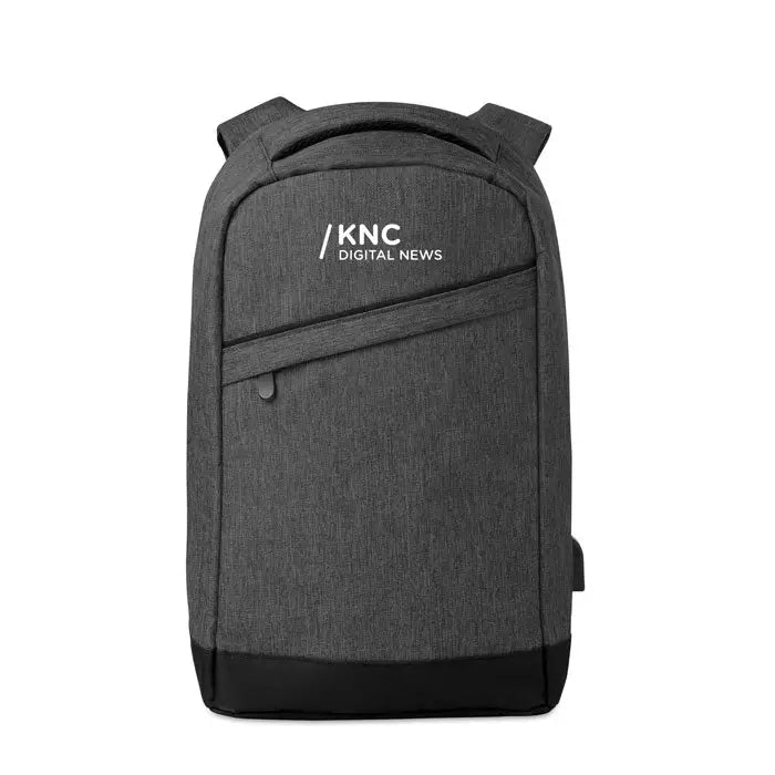 Rucsac 2 tonuri gri inchis cu baza neagra texturata si logo knc digital news alb, inclusiv mufa usb integrata