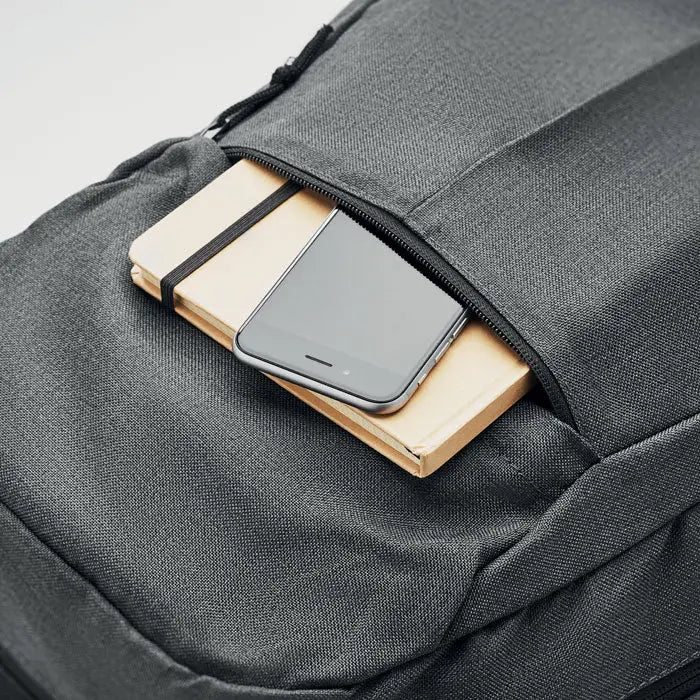 Rucsac 600d rpet 2 tonuri gri din material texturat cu buzunar cu fermoar ce conține un smartphone și un caiet bej