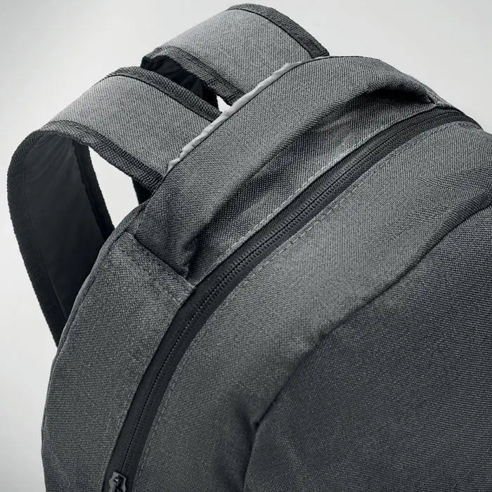 Rucsac 600d rpet 2 tonuri din tesatura texturata gri inchis cu fermoare negre si cusaturi subtile