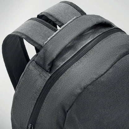 Rucsac 600d rpet 2 tonuri din tesatura texturata gri inchis cu fermoare negre si cusaturi subtile
