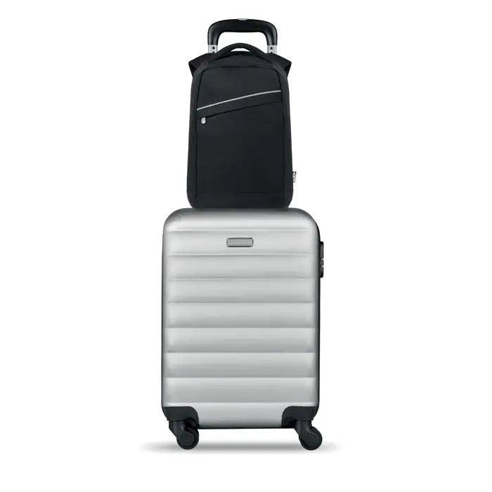 Valiză argintie cu rucsac negru din material 600d rpet așezat deasupra pentru călătorii practice
