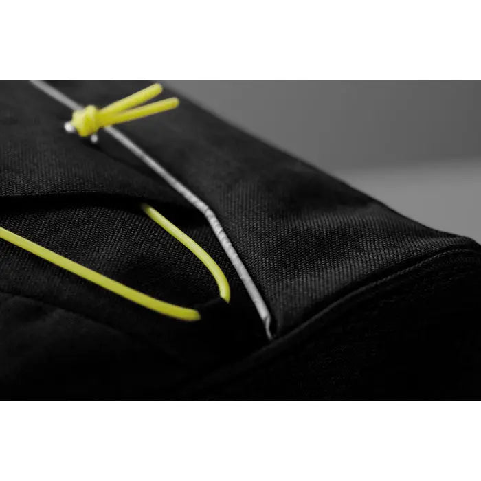 Rucsac din material textil negru cu snur si fermoar neon galben, care straluceste in intuneric
