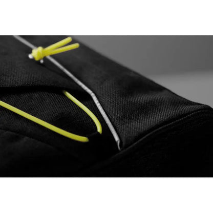 Rucsac din material textil negru cu snur si fermoar neon galben, care straluceste in intuneric