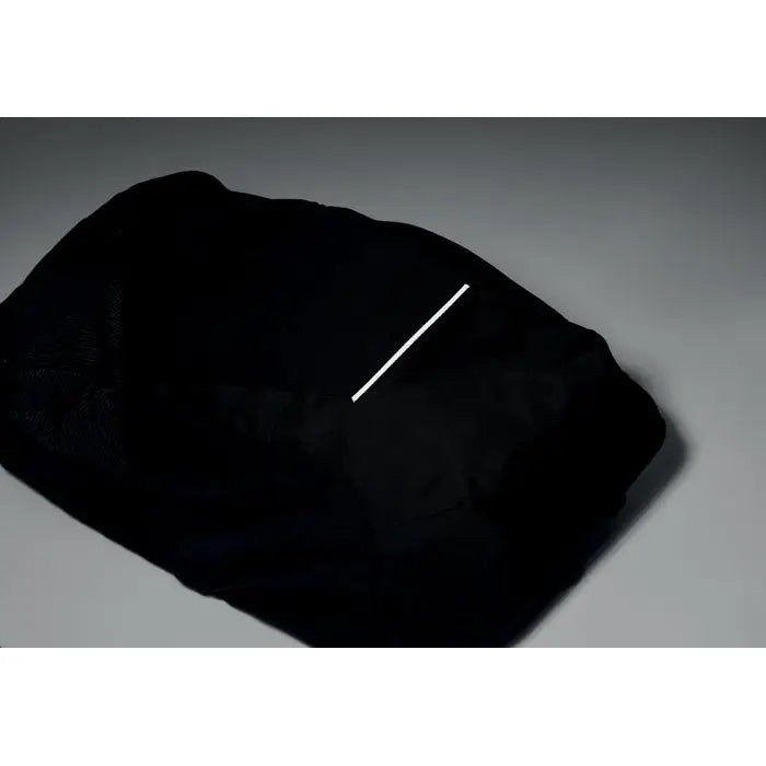 Rucsac de drumetie 18l negru din material textil cu dunga diagonala alba simpla pe fata
