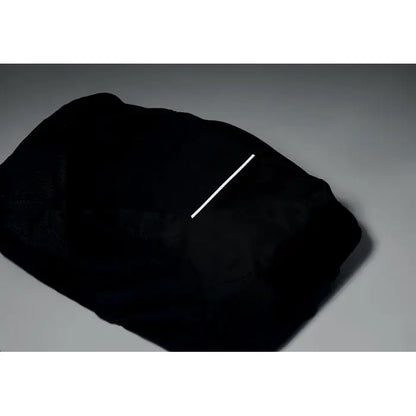 Rucsac de drumetie 18l negru din material textil cu dunga diagonala alba simpla pe fata