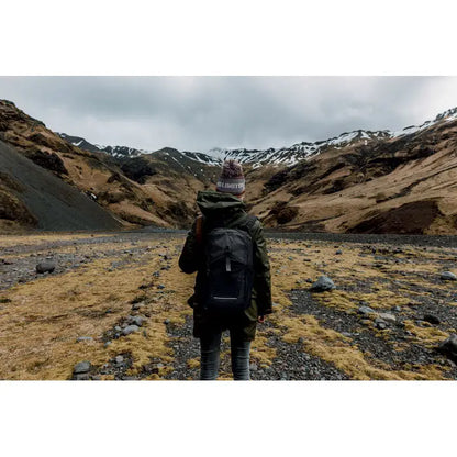 Rucsac de drumetie 18l negru cu design minimalist si fermoar discret frontal din material durabil
