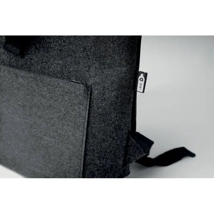 Rucsac din fetru rpet de culoare gri închis cu textură subtilă și bretele negre din material textil