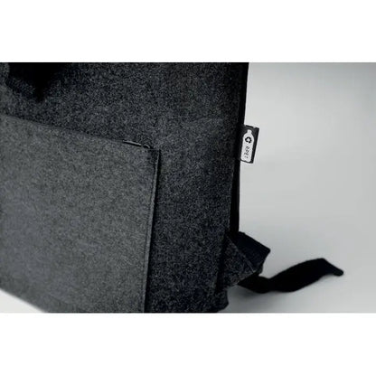 Rucsac din fetru rpet de culoare gri închis cu textură subtilă și bretele negre din material textil
