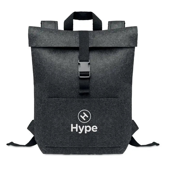 Rucsac din fetru rpet negru cu rulou si logo hype alb si emblemă circulară pe față