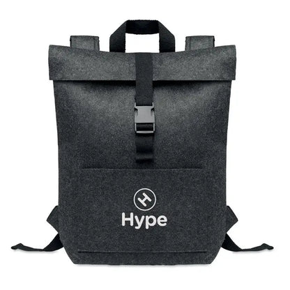 Rucsac din fetru rpet negru cu rulou si logo hype alb si emblemă circulară pe față