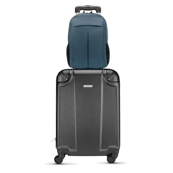 Rucsac din poliester 360d de culoare teal inchis cu roti negre si maner, asezat pe o valiza rigida neagra