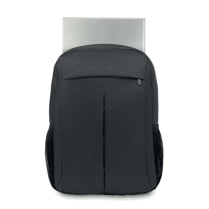 Rucsac din poliester 360d negru texturat pentru laptop cu buzunare laterale din plasa si laptop argintiu partial vizibil