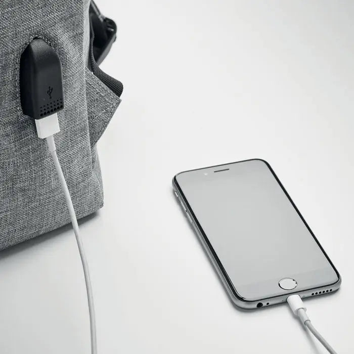 Rucsac din poliester 600d gri cu incarcator usb integrat si iphone 6s argintiu cu cablu alb de incarcare conectat