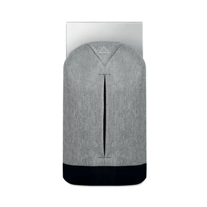 Husă pentru laptop din material texturat gri cu bază neagră din 600D și logo triunghiular subtil în rucsac