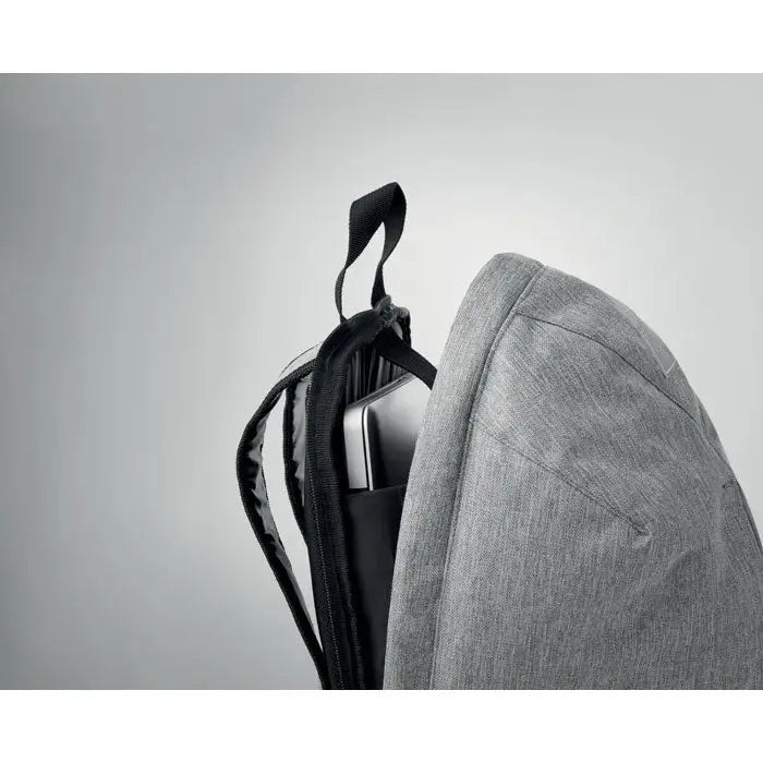 Rucsac din material 600d gri cu textură, fermoare negre și bretele negre pentru purtare confortabilă