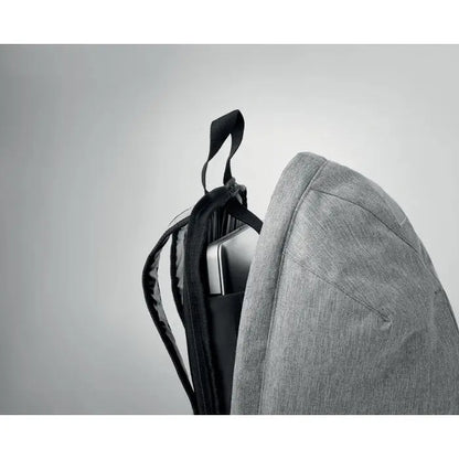 Rucsac din material 600d gri cu textură, fermoare negre și bretele negre pentru purtare confortabilă