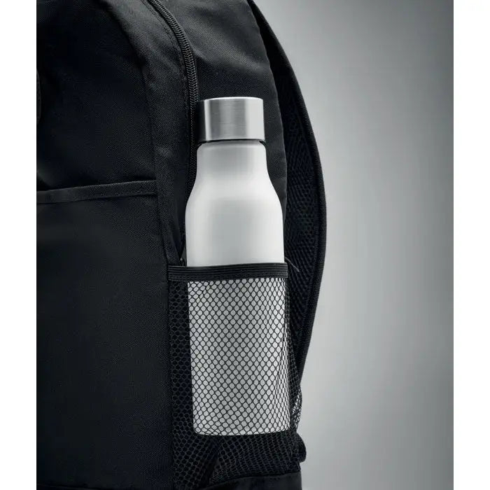 Un rucsac negru din rpet și cob light cu un recipient alb din oțel inoxidabil și capac argintiu în buzunarul din plasă