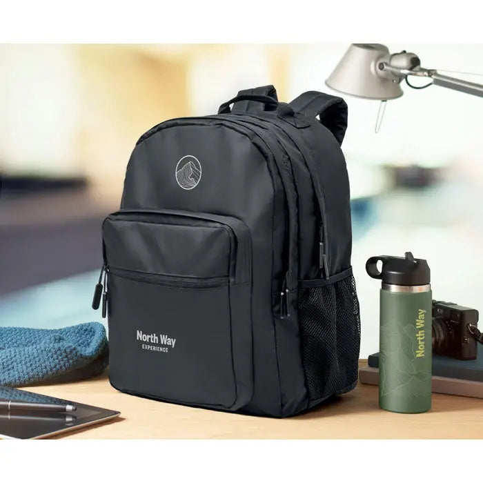 Rucsac pentru laptop negru north way din material 300d rpet cu logo alb si text north way experience pe buzunar fata