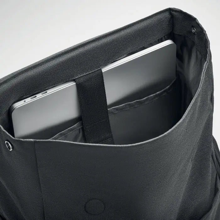 Rucsac pentru laptop negru din material 600d rpet cu laptop argintiu în interior