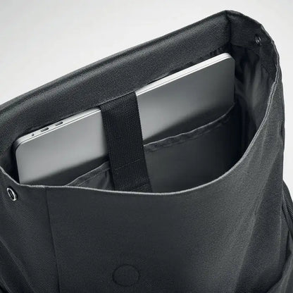 Rucsac pentru laptop negru din material 600d rpet cu laptop argintiu în interior